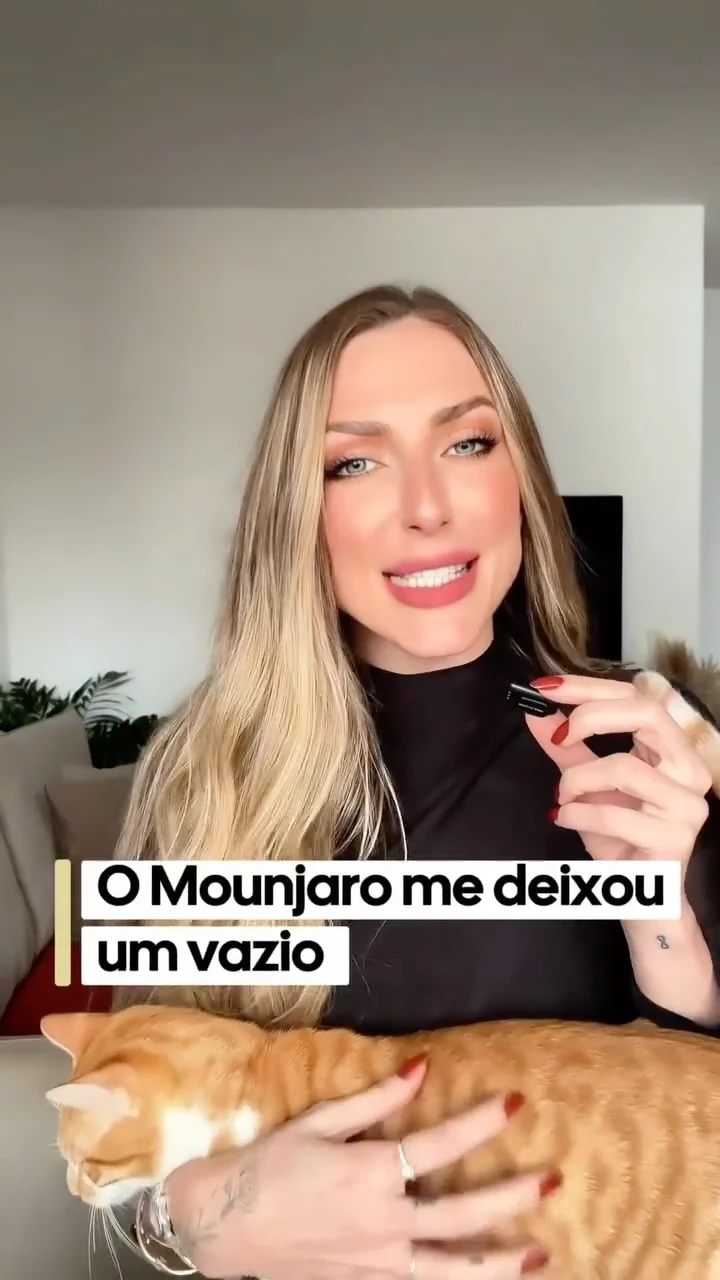 Marieli Sbardelotto em casa, com seu gato no colo, falando sobre comportamento alimentar