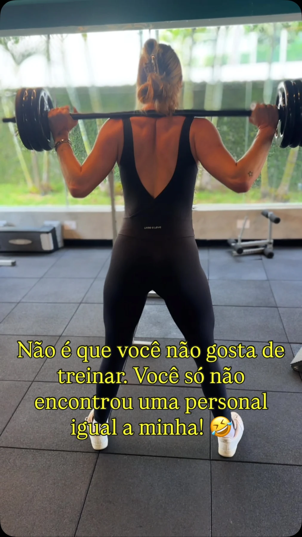 Marieli Sbardelotto treinando costas em uma academia
