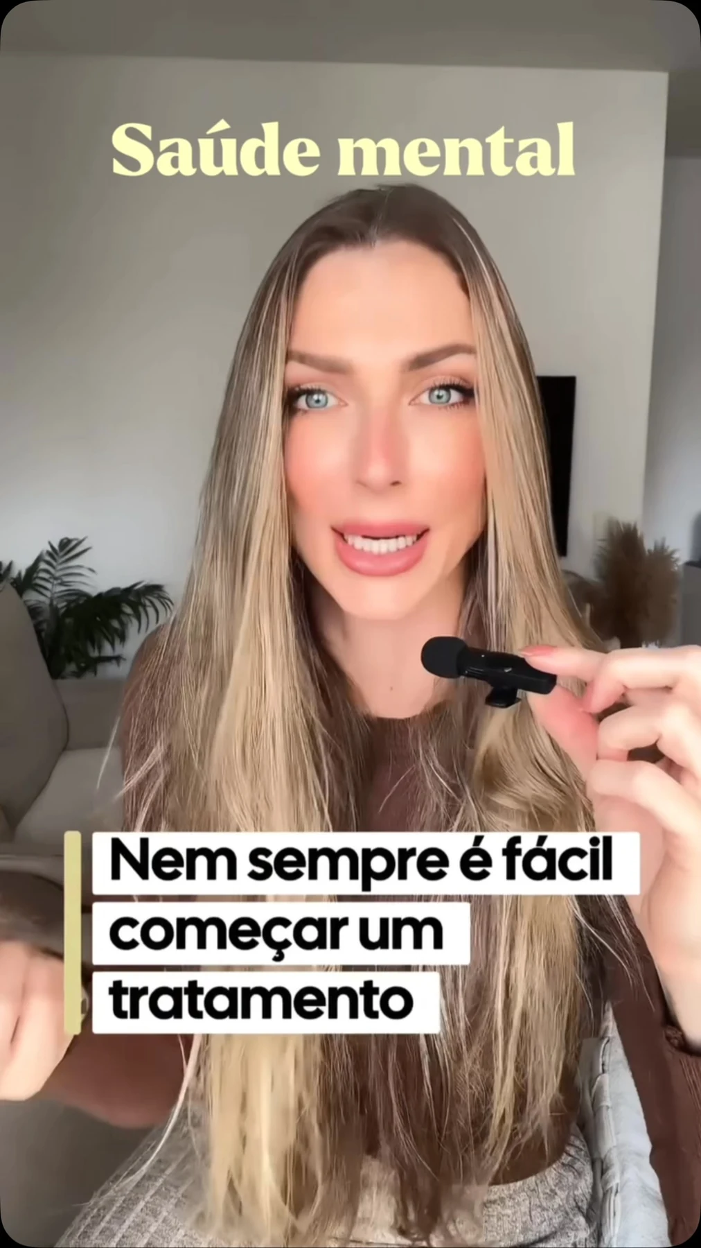 Marieli Sbardelotto falando diretamente com a câmera sobre o início de um tratamento